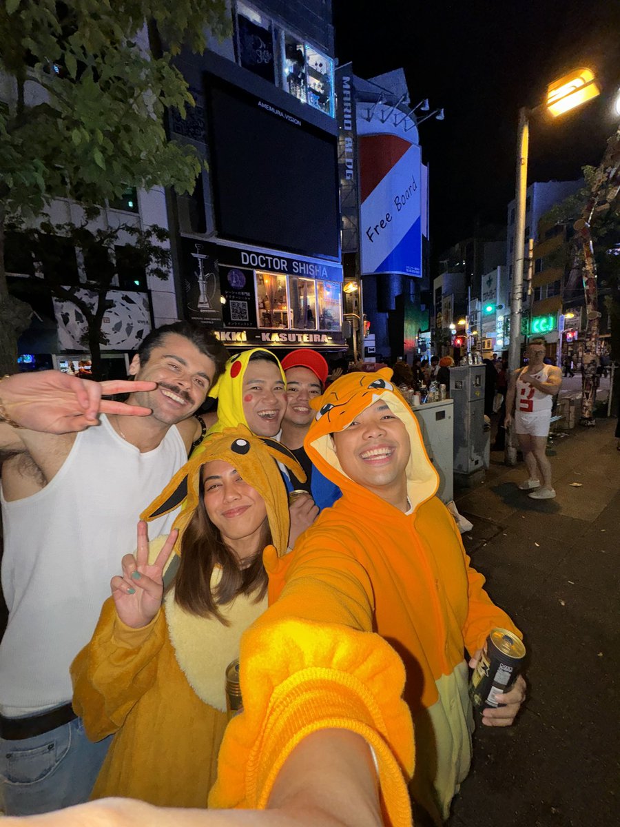 Eevee’s Halloween somewhere in Osaka
1 - hi Anya!!!!! 🙈
2 - some Korean cuties not in costume but pa-pic po kami kuya! Hehe
3 - Hi Ken!
4 - Eh-oooooh!!!