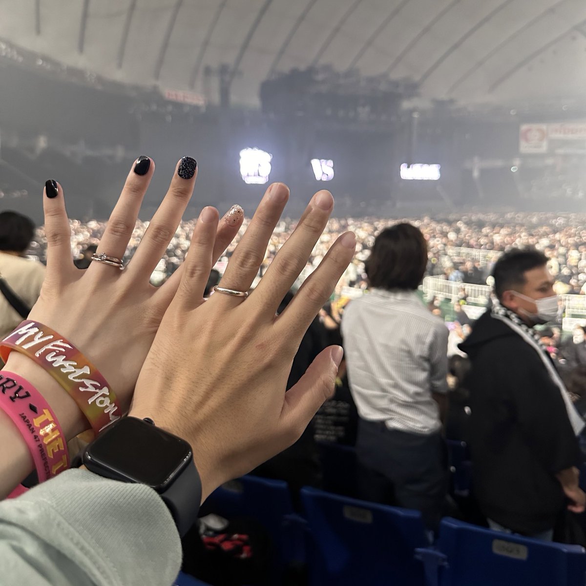 _rock_99's tweet photo. 2023/11/14 💍
2人史上最高の日になりました。

自分の誕生日よりも忘れられない
大切な日ができたこと本当に嬉しく思います。

こんな大切な日に
Wherever you are聴けて幸せだよ😭✨

ワンオク！マイファス！本当にだいすき！

#MYFIRSTSTORY
#VS
#ONEOKROCK https://t.co/YLmnxVNI9e