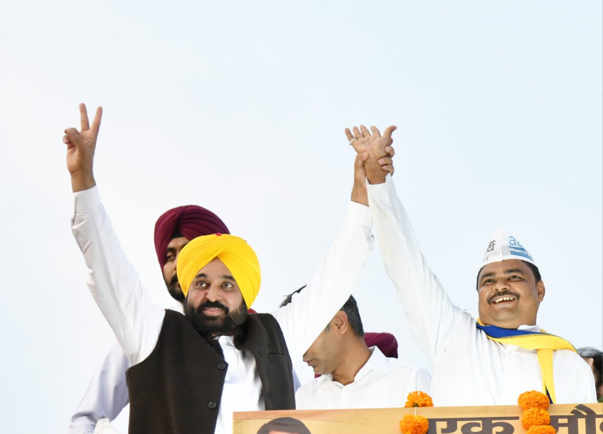 BhagwantMann's tweet photo. ਮੱਧ ਪ੍ਰਦੇਸ਼ ਦੇ ਵਿਧਾਨ ਸਭਾ #Katangi ਵਿਖੇ ਪਾਰਟੀ ਉਮੀਦਵਾਰ ਦੇ ਹੱਕ ‘ਚ ਰੋਡ ਸ਼ੋਅ ਕੀਤਾ…
ਆਮ ਆਦਮੀ ਪਾਰਟੀ ਦੀ ਲੋਕਪ੍ਰਿਯਤਾ ਮੱਧ ਪ੍ਰਦੇਸ਼ ਦੇ ਹਰ ਘਰ ਤੇ ਕੋਨੇ ‘ਚ ਵੱਧ ਰਹੀ ਹੈ…ਲੋਕ ਹੁਣ ਜੁਮਲਿਆਂ ਦੀ ਰਾਜਨੀਤੀ ਤੋਂ ਅੱਕ ਚੁੱਕੇ ਨੇ ਤੇ ਇਮਾਨਦਾਰ ਰਾਜਨੀਤੀ ਵੱਲ ਵੇਖ ਰਹੇ ਨੇ...
ਬਹੁਤ ਸਾਰਾ ਪਿਆਰ ਸਤਿਕਾਰ ਦੇਣ ਲਈ ਸਭ ਦਾ ਦਿਲੋਂ ਧੰਨਵਾਦ..