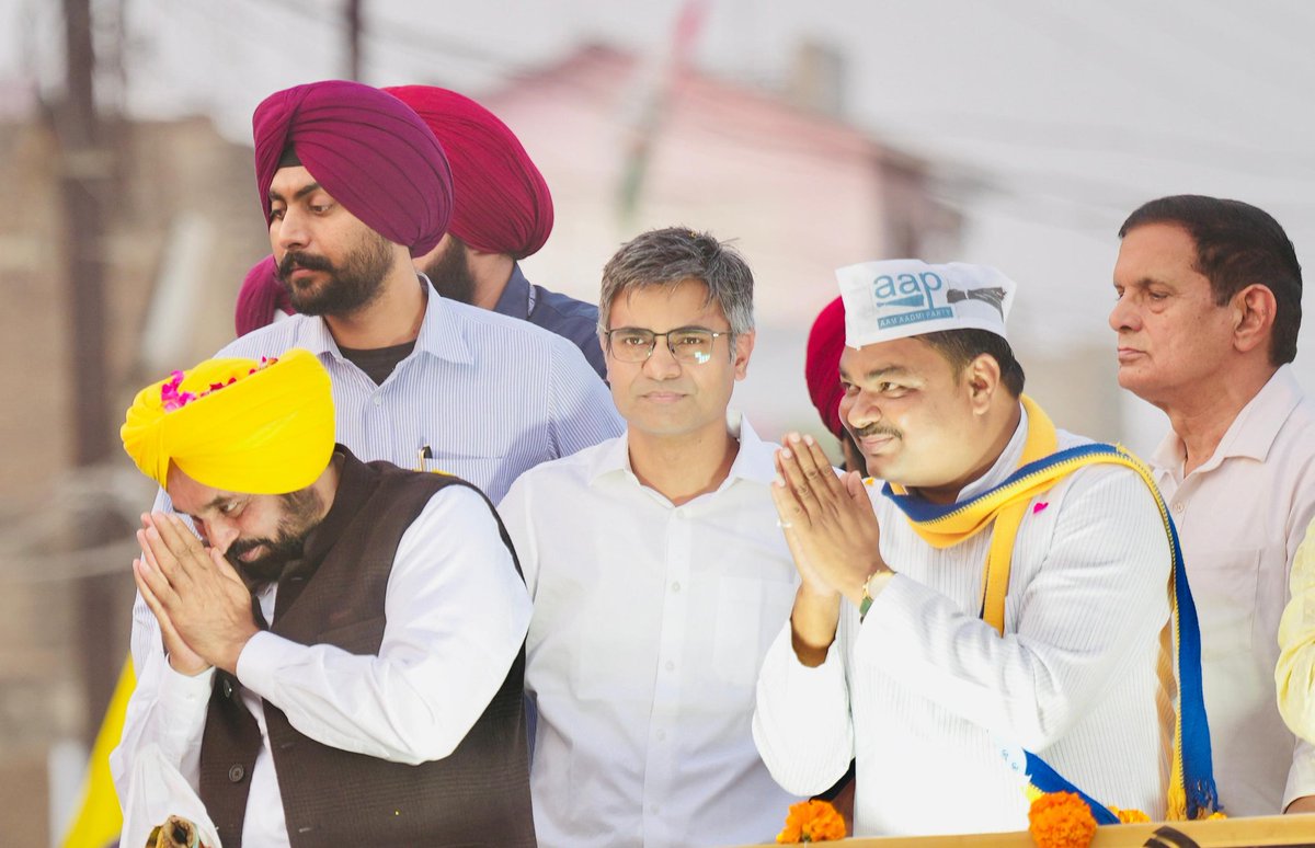 BhagwantMann's tweet photo. ਮੱਧ ਪ੍ਰਦੇਸ਼ ਦੇ ਵਿਧਾਨ ਸਭਾ #Katangi ਵਿਖੇ ਪਾਰਟੀ ਉਮੀਦਵਾਰ ਦੇ ਹੱਕ ‘ਚ ਰੋਡ ਸ਼ੋਅ ਕੀਤਾ…
ਆਮ ਆਦਮੀ ਪਾਰਟੀ ਦੀ ਲੋਕਪ੍ਰਿਯਤਾ ਮੱਧ ਪ੍ਰਦੇਸ਼ ਦੇ ਹਰ ਘਰ ਤੇ ਕੋਨੇ ‘ਚ ਵੱਧ ਰਹੀ ਹੈ…ਲੋਕ ਹੁਣ ਜੁਮਲਿਆਂ ਦੀ ਰਾਜਨੀਤੀ ਤੋਂ ਅੱਕ ਚੁੱਕੇ ਨੇ ਤੇ ਇਮਾਨਦਾਰ ਰਾਜਨੀਤੀ ਵੱਲ ਵੇਖ ਰਹੇ ਨੇ...
ਬਹੁਤ ਸਾਰਾ ਪਿਆਰ ਸਤਿਕਾਰ ਦੇਣ ਲਈ ਸਭ ਦਾ ਦਿਲੋਂ ਧੰਨਵਾਦ..