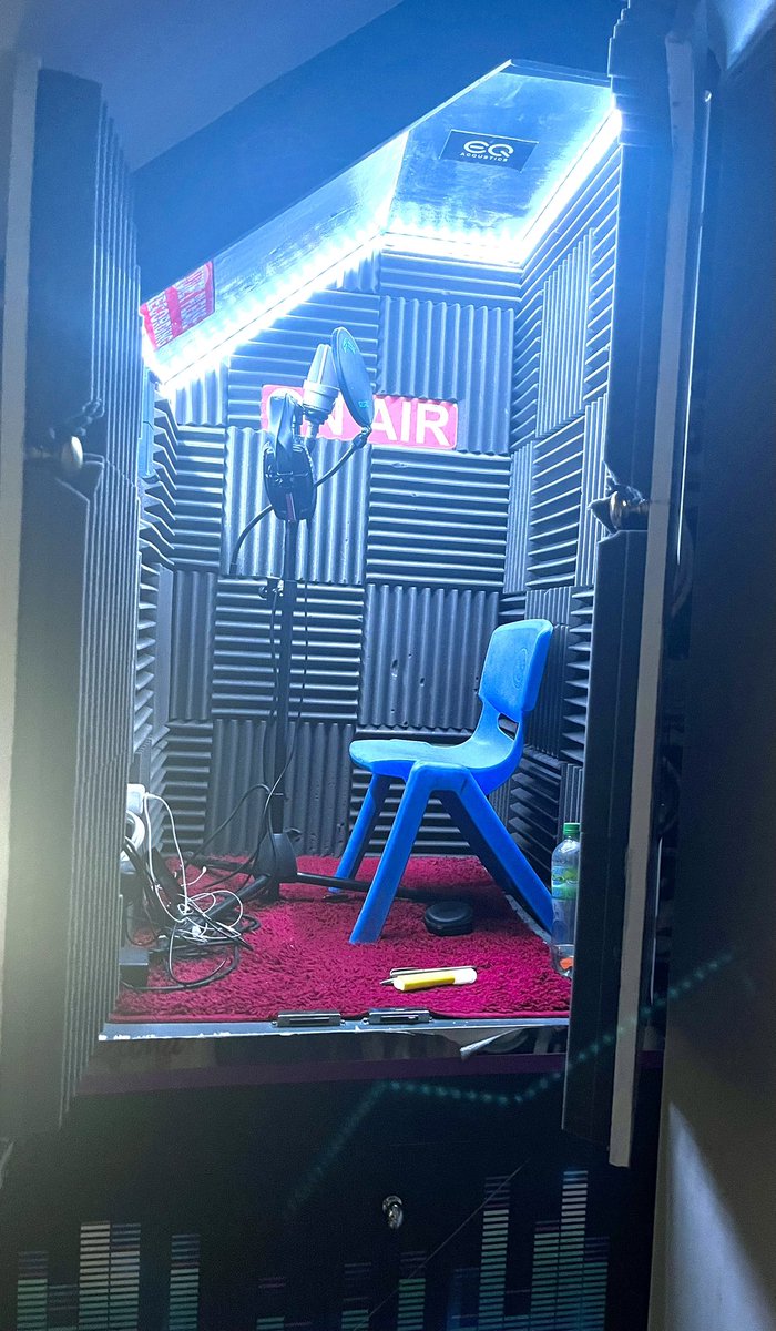 BlondShelley's tweet image. Out of the rain and in to the loft booth. #laraloft 
Thank you Steve, Nadine and Sena @skywitness @therookie @YaketyYakVoices 💙🎧🎙️📺