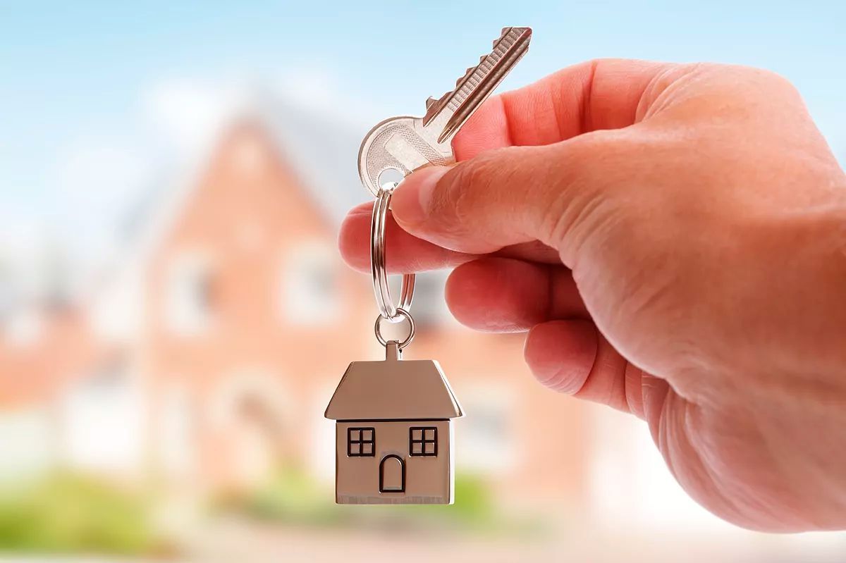 Un hogar típico español destina 6,8 años de renta a adquirir una vivienda, lo que supone la primera bajada desde octubre de 2022!!  buff.ly/3SyOpKj  😅 🏘️ 🏢 🤝 #Vivienda #Edificación #Inmobiliaria #Comprar