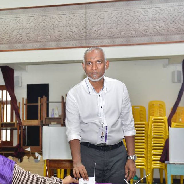 shiuna_m's tweet photo. ވާދަވެރިން ބަލިކޮށްފިޔޭ މި ރޭހުން..
އިލާހީ މިންވަރާއި ބުރަ މަސައްކަތުން..
މިނިވަންކަމުގެ ވައިރޯޅިން ފިނިކަން ލިބުމުން.
ރައީސް މުޢިއްޒުއަށް ކިޔަމޭ ޝުކުރުން… 🇲🇻
#2MoreDaysToGo 
#DhiveheengeRaajje 
@MMuizzu @SajidhaMohamed @HucenSembe https://t.co/xz5pTJWbYM