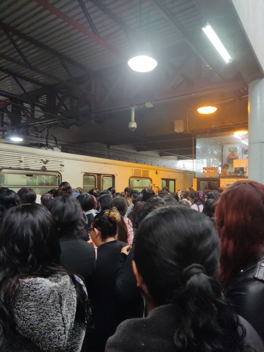 markesitos's tweet photo. @MetroCDMX Así las cosas en línea A, más de 29 minutos esperando abordar https://t.co/N2VvoQ14d7