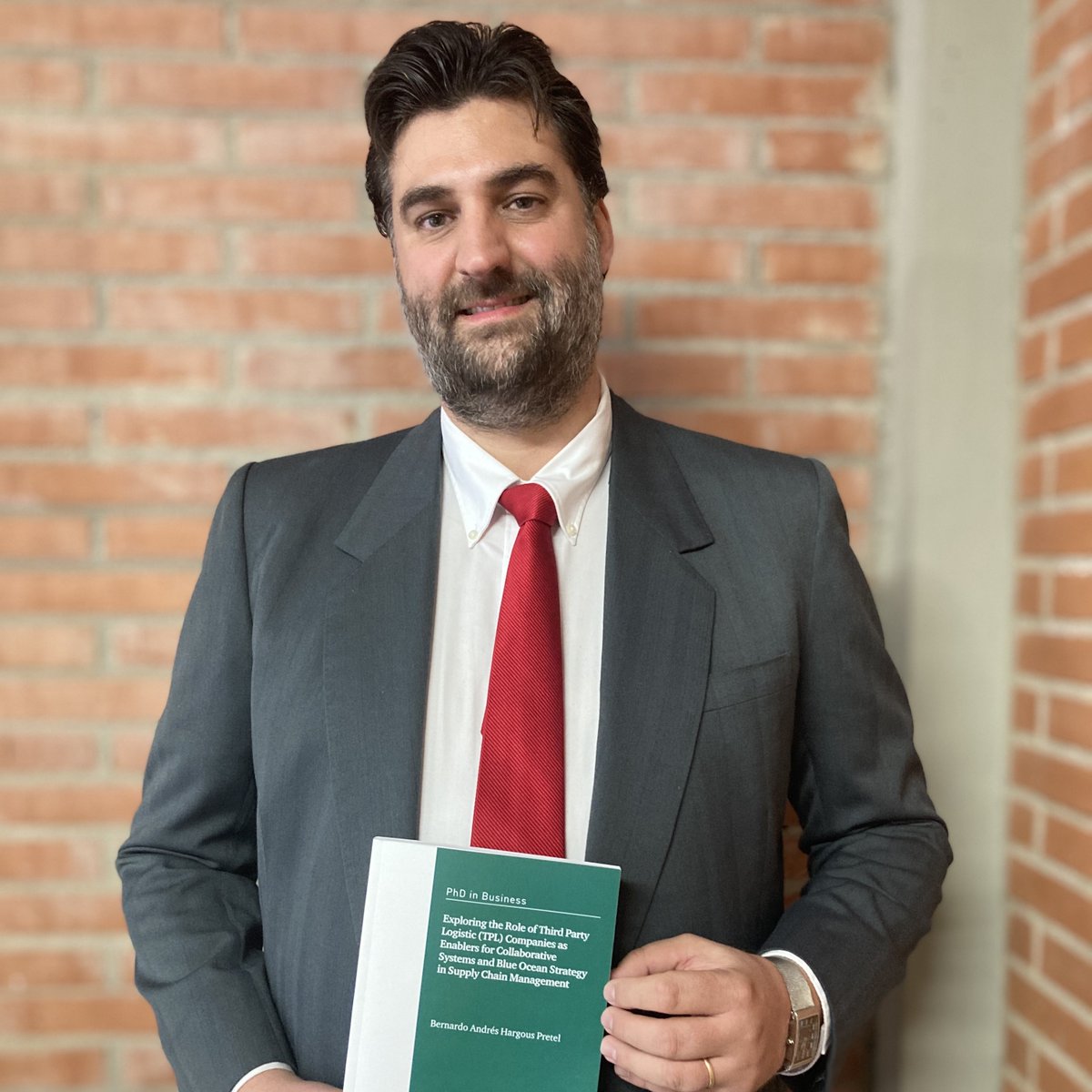 🎓Last Friday, Bernardo Hargous defended his #PhD #thesis "Exploring the Role of Third Party Logistic (TPL) Companies as Enablers for Collaborative Systems and Blue Ocean Strategy in Supply Chain Management" (Advisor: <a href="/lauraguitart/">Laura Guitart Tarrés</a>) 

Congratulations!🎉
#UniBarcelona #Business