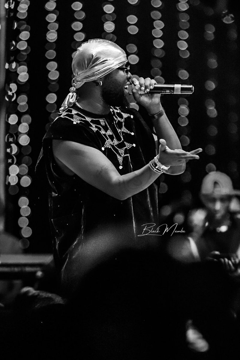 BlackMambaso's tweet photo. One unique thing about @eddykenzoficial is that when he gets on stage to perform, you’ll enjoy the show to the fullest whether you know his music or not. 2 whites at Nyege Nyege asked me to tell them more about him , he made dem sweat with his performance😅. 

📸 : @BlackMambaso https://t.co/jIo8pefiZo