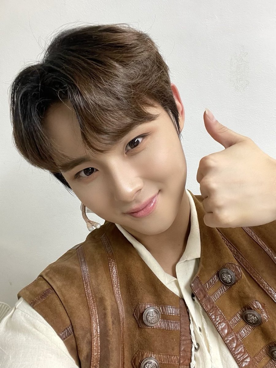 [📸] 231114 뮤지컬 
#삼총사 #쩐타냥 

⚔️🐹❤️👋

#DKZ #디케이지
#민규 #MINGYU