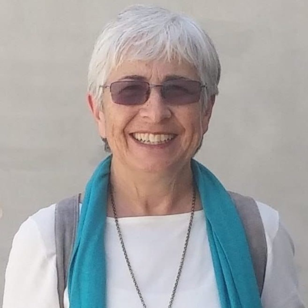 Coração partido! 💔
Vivian Silver, uma das mais proeminentes ativista pela paz em Israel, foi assassinada pelo Hamas. 
Até ontem, Vivian era classificada como sequestrada, mas agora seu corpo foi identificado.
Das líderes do movimento “Mulheres Fazendo a Paz”, Vivian foi uma voz