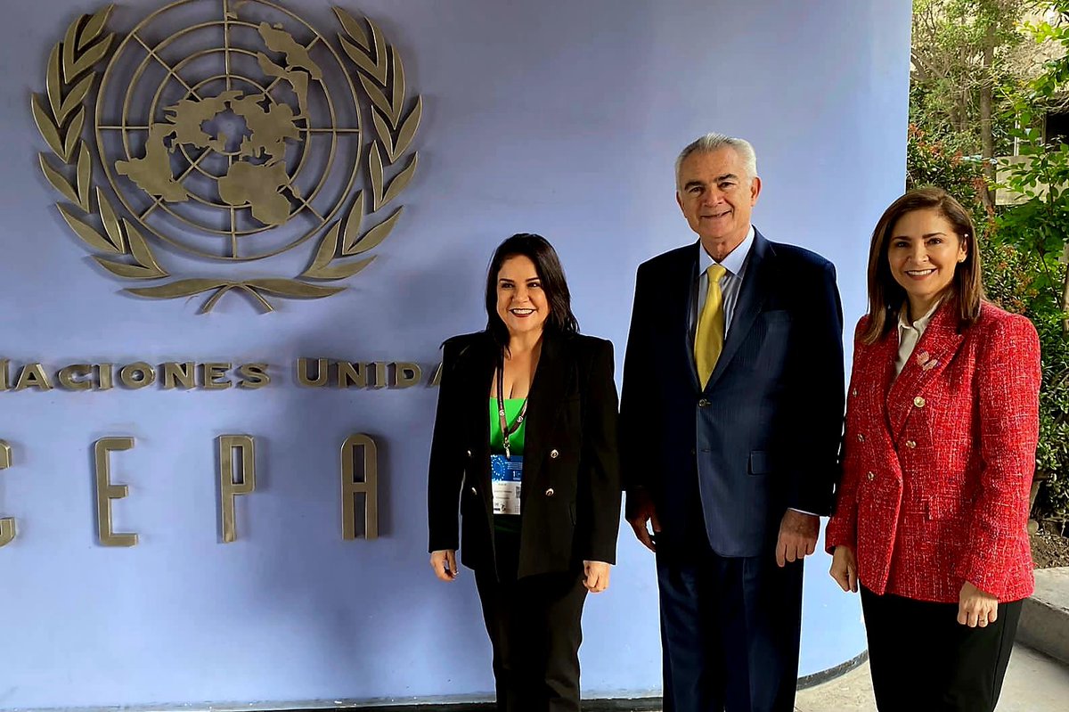 ruthmelh's tweet photo. Llegar a tierras lejanas y encontrar a costarricenses como José Manuel Salazar y Silvia Hernández que integran el liderazgo intelectual de CEPAL que, alienta nuevos rumbos, para América Latina, es un orgullo. 
Cede Secretaría Ejecutiva de CEPAL. Santiago, Chile. 
13, nov-2023. https://t.co/EwNacWqCMN