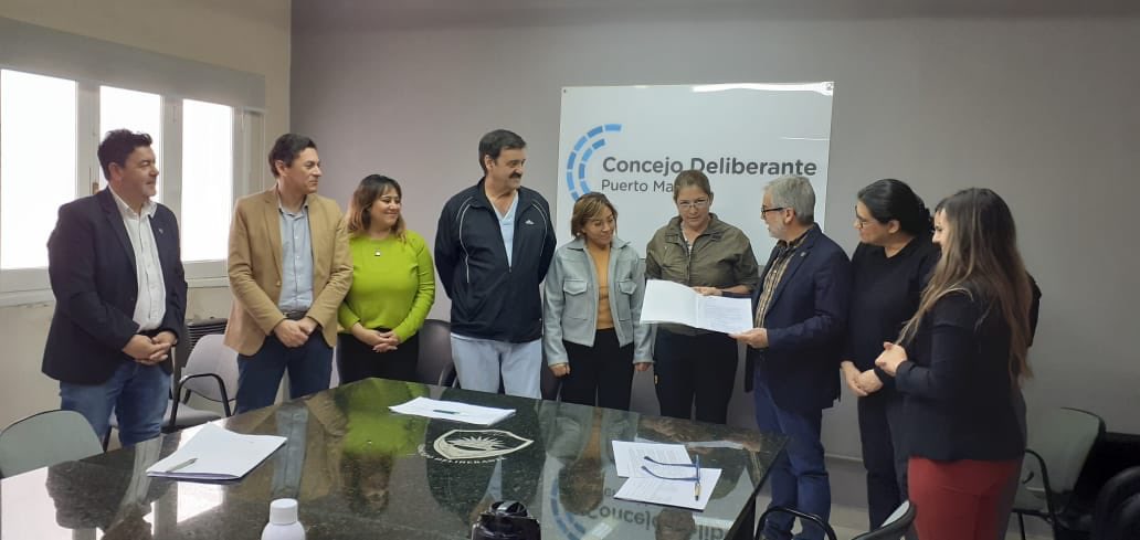 En <a href="/ConcejoMadryn/">Concejo Deliberante</a> entregamos declaración de interés de las I Jornadas Patagónicas de Enfermería en Cuidados Criticos a integrantes del Colegio de Enfermeria bajo el lema “Cuidados humanizados y prácticas avanzadas en Enfermería” a realizarse el 7 Diciembre en <a href="/munimadryn/">Muni Madryn</a>