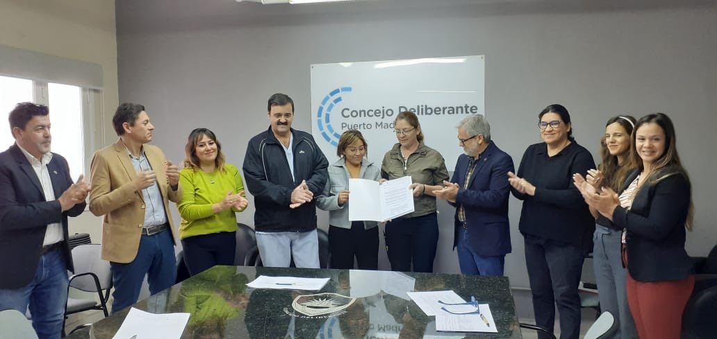 Marcelopmy's tweet photo. En @ConcejoMadryn entregamos declaración de interés de las I Jornadas Patagónicas de Enfermería en Cuidados Criticos a integrantes del Colegio de Enfermeria bajo el lema “Cuidados humanizados y prácticas avanzadas en Enfermería” a realizarse el 7 Diciembre en @munimadryn https://t.co/XM8ZnqU5lH