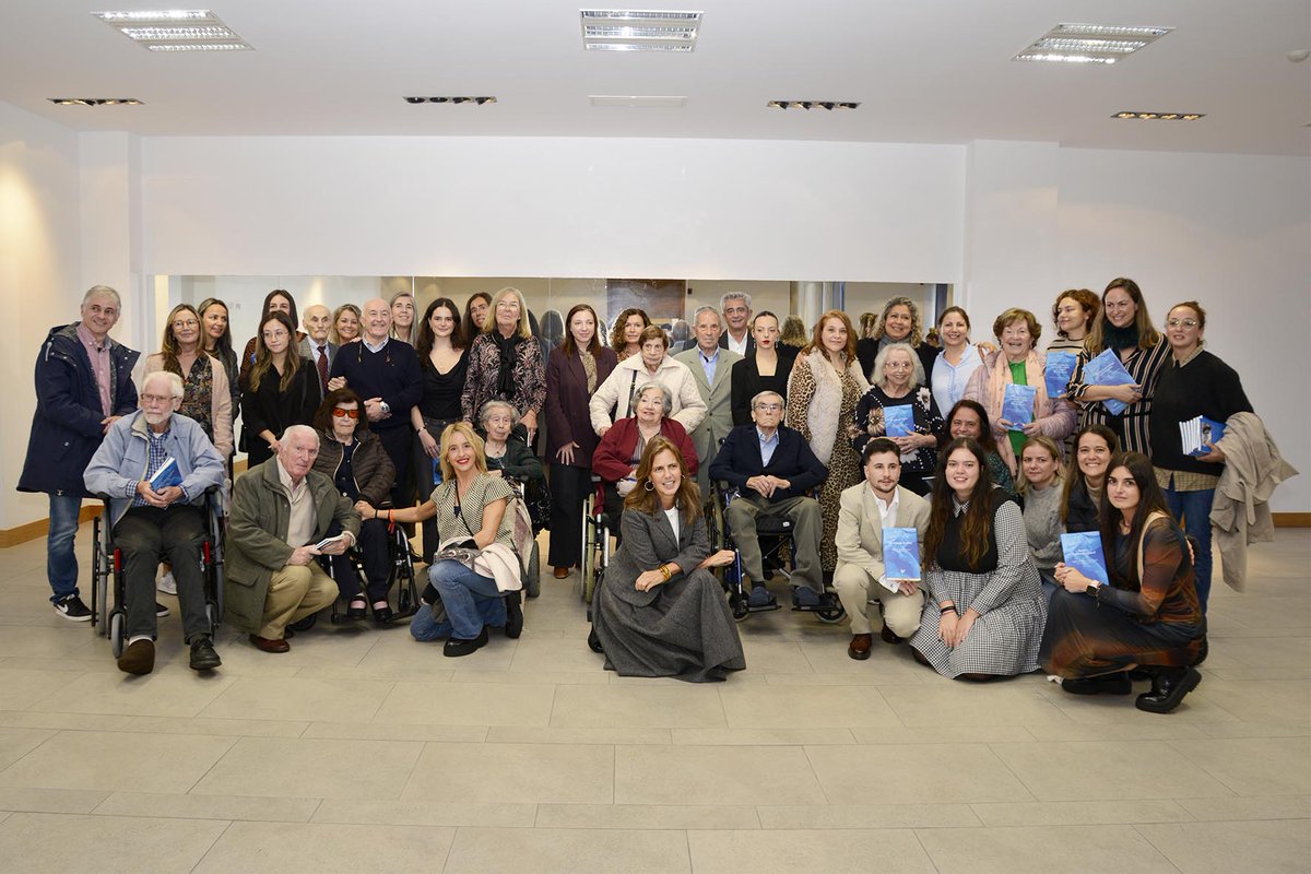 Trece voluntarios de A Coruña dedicaron parte de su tiempo durante este último año a descubrir las historias y vivencias de trece mayores que viven en la actualidad en una residencia de la tercera edad. El mayor llega a los 95 y el más joven, 80.   #mayores #voluntariado