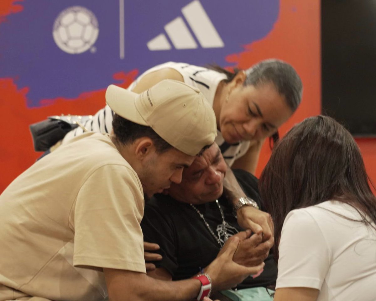 📸 ¡𝑩𝒊𝒆𝒏𝒗𝒆𝒏𝒊𝒅𝒐 𝒂 𝒄𝒂𝒔𝒂 𝑳𝒖𝒄𝒉𝒐𝒐𝒐𝒐! Así fue el emocionante encuentro de Lucho con su papá Mané Díaz y su familia💛💛💙❤️ ¡Te queremos y estamos más unidos que nunca! @LuisFDiaz19 #TodosSomosColombia🇨🇴