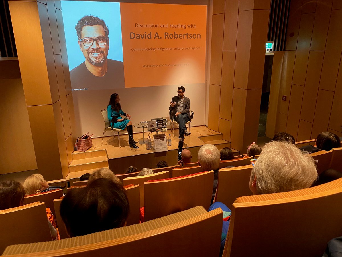 AmbCanAllemagne's tweet photo. L'auteur cri primé David A. Robertson a enchanté une salle comble à l'ambassade du Canada avec une discussion inspirante sur ses différents livres, l'identité autochtone et le processus de #Réconciliation.

Un grand merci à l'éditeur allemand #MerlinVerlag ! #CanLit https://t.co/FWyRV0Qv98