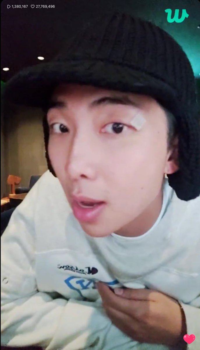 sunflowercharts's tweet photo. .@BTS_twt #RM Weverse Live

“คนรอบตัวผมหลายคนมักจะถามว่ามีสกินแคร์รูทีนมั้ย แต่ขอโทษด้วยฮะ มันเป็นเพราะ DNA ผมน่ะ เวลาผมดูแลอะไรมันจะยิ่งทำให้ผิวแย่ลง ผมเลยไม่ทำอะไรเลย แค่ทาโลชั่นกับโทนเนอร์ แค่นั้น ผมมีผิวที่เพอร์เฟกต์ล่ะ ☺️”

(https://t.co/Bq5IsSeIx2) https://t.co/OJkTwPI8pP
