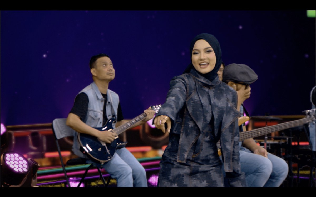 MyMeleTOP's tweet photo. Gen Z ke tak Gen Z guys #TokJalal #RoyAzman @NabilAhmad83? Yang penting tetap pecah perut tau #meletop https://t.co/4lXmiWZ1kB