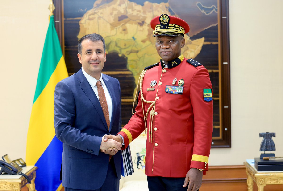 Le Général <a href="/oliguinguema/">Brice Clotaire Oligui Nguema</a> , président de la République, Chef de l’Etat, a reçu en audience au Palais Rénovation, une délégation d’investisseurs turcs de la société ONUR.
L’entreprise turque est venue proposer ses services aux autorités de notre pays pour la construction rapide