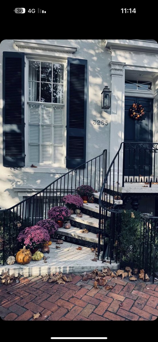 ليس حقيقيًا أن الإنسان يمضي دون اكتراث،
إننا دائمًا ما نكترث وتستوقفنا المشاعر لكنها طريقتك في أن تقبِض على هذا القلب أو تدعهُ ينجرف،،..