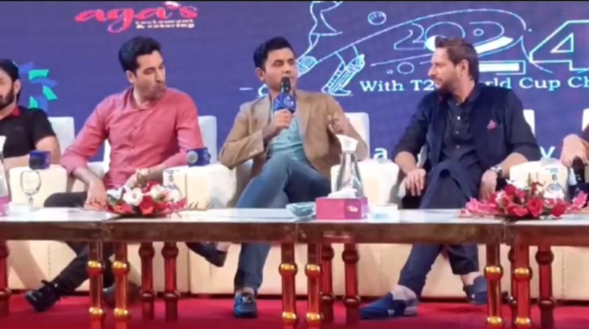 madhavi_agarwal's tweet photo. By the way #AbdulRazzaq you can’t even qualify to be #AishwaryaRai ‘s toilet cleaner…😅 https://t.co/Ej3PjkvCoA