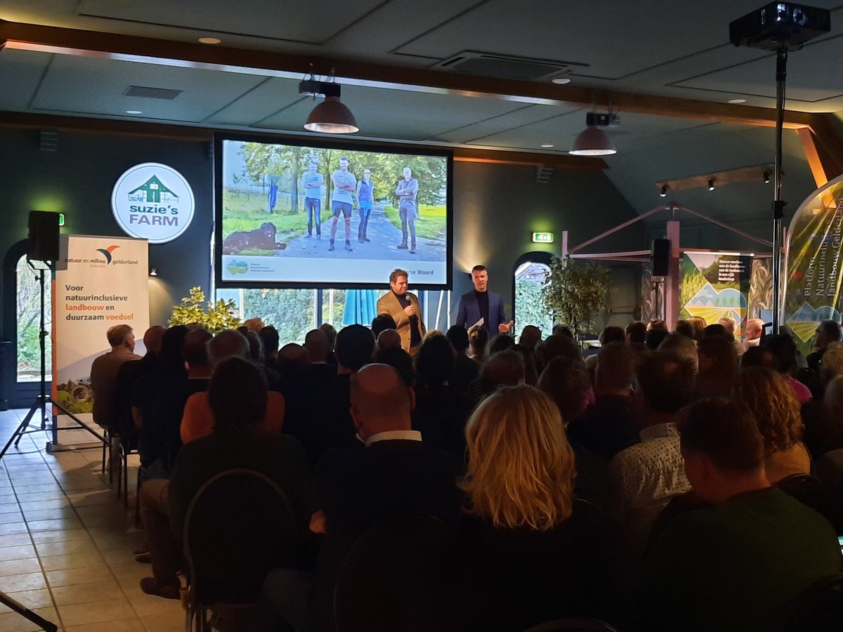 Volle zaal in Aalten op de eerste Gelderse natuurinclusieve landbouwdag. Alex Datema start zijn verhaal.