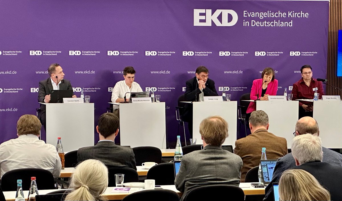 Pressekonferenz zur Vorstellung erster Ergebnisse aus der #KMU6 auf der Synode in Ulm. Wir werden euch in verschiedenen Formaten über die Ergebnisse informieren und Möglichkeiten wirksamer Maßnahmen diskutieren.