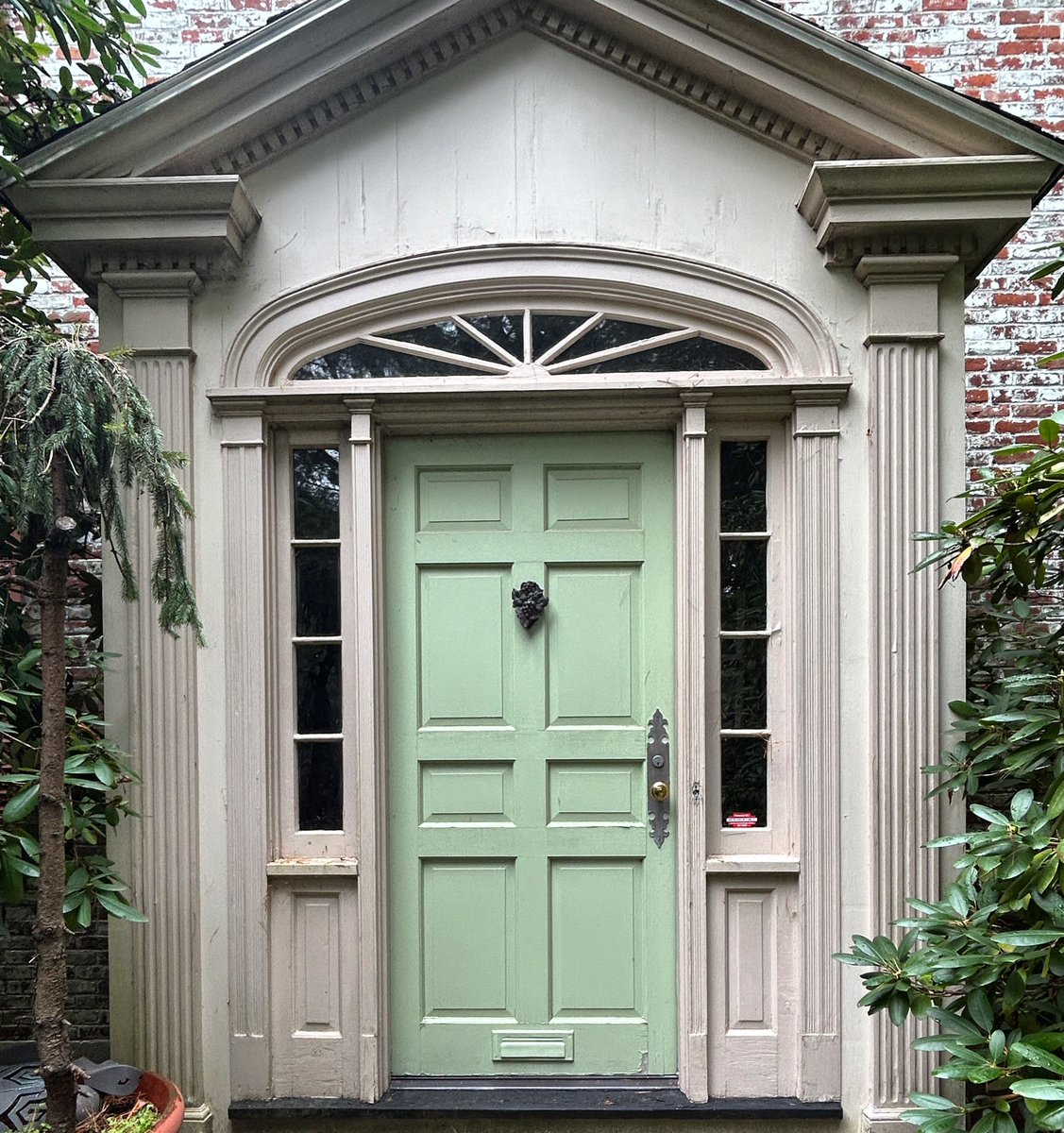 I love a door with pizazz. Can’t wait to show you what’s inside. 

#thehuntcontinues  #whatsbehindthedoor #bememorable #pizazz #jadedoor #frontdoorinspo #treasurehunt #estatesaleland #brooklinema #huntestatesales #happyhunting