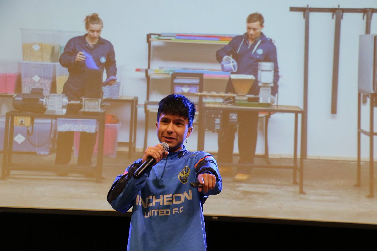 Él es Tomás Machuca, un joven de Rosario que fabrica canilleras con plástico reciclado (tapitas y baldes, entre otros). Hoy vino a la Bolsa y nos enseñó que es posible 𝐞𝐦𝐩𝐫𝐞𝐧𝐝𝐞𝐫 𝐝𝐞𝐬𝐝𝐞 𝐞𝐥 𝐛𝐚𝐫𝐫𝐢𝐨. Estuvo en el marco del cierre de #AgroMakers2023 (+)