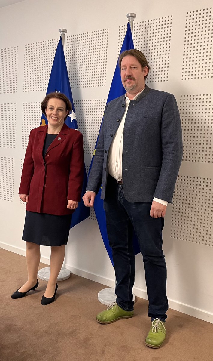 What an honor to meet the foreign minister of Kosovo <a href="/gervallaschwarz/">Donika Gërvalla-Schwarz</a>. 

The EU-Parliament will support Kosovo on its way into the EU. #EUenlargement