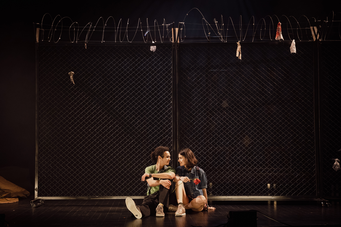 "- Qu'est ce que tu fais ?
- Je traverse
- T'es pas fou ?
- Parfois les gens s'arrêtent… tu t'arrêtes toi"
🚂La première de Mon Orient Express aura lieu ce jeudi 16 novembre 2023 à 10h et 14h30 au Centre Andre Malraux Hazebrouck. Réservez vite vos places !🚂
© Simon Gosselin