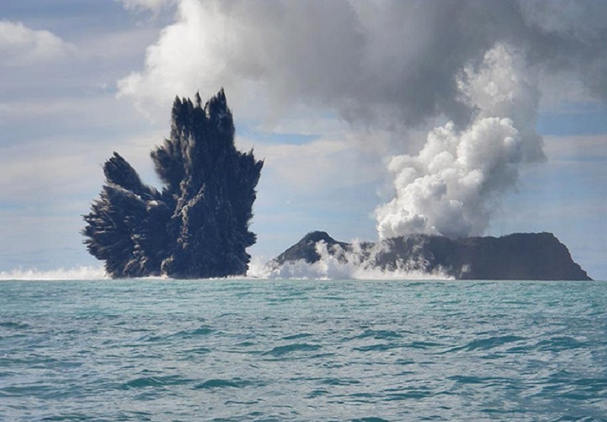 NASA’s Landsat-9 satellite has spotted a new island rising out of the water off the coast of Iwo Jima. It was born due to an underwater volcanic #eruption that took place in late October. Learn more👇 universemagazine.com/en/nasa-satell…