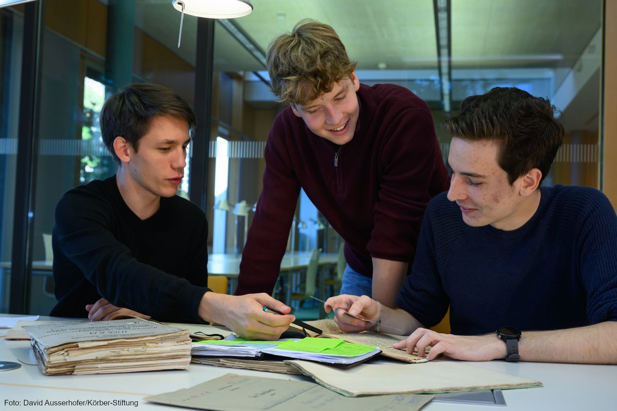 Verdiente Auszeichnung für 3 Abiturienten aus #Karlsruhe: Für ihren Beitrag zur NS-Geschichte des ortsansässigen Mieter- &amp; Bauvereins haben sie beim #Geschichtswettbewerb des Bundespräsidenten den 1. Bundespreis gewonnen. Wir gratulieren! <a href="/KoerberHistory/">Körber-Stiftung History & Politics</a> 👉koerber-stiftung.de/mediathek/der-…