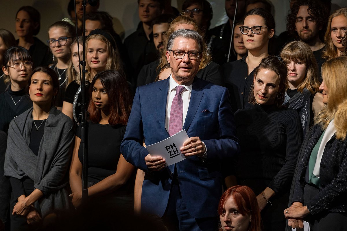 Der diesjährige Hochschultag der #PHZH befasste sich nicht nur mit Künstlicher Intelligenz, sondern warf auch einen Blick zurück in die Schulgeschichte und auf vergangene technologische Veränderungen. phzh.ch/ueber-die-phzh…