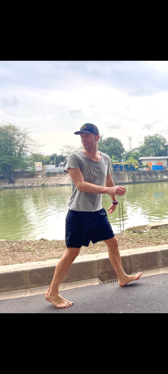 gesersedikit's tweet photo. X please do magic.. klo ada yg ktmu mas mas bule nyeker di sekitaran Sudirman tolong dikasih sendal.. https://t.co/S1TSWJMPvb