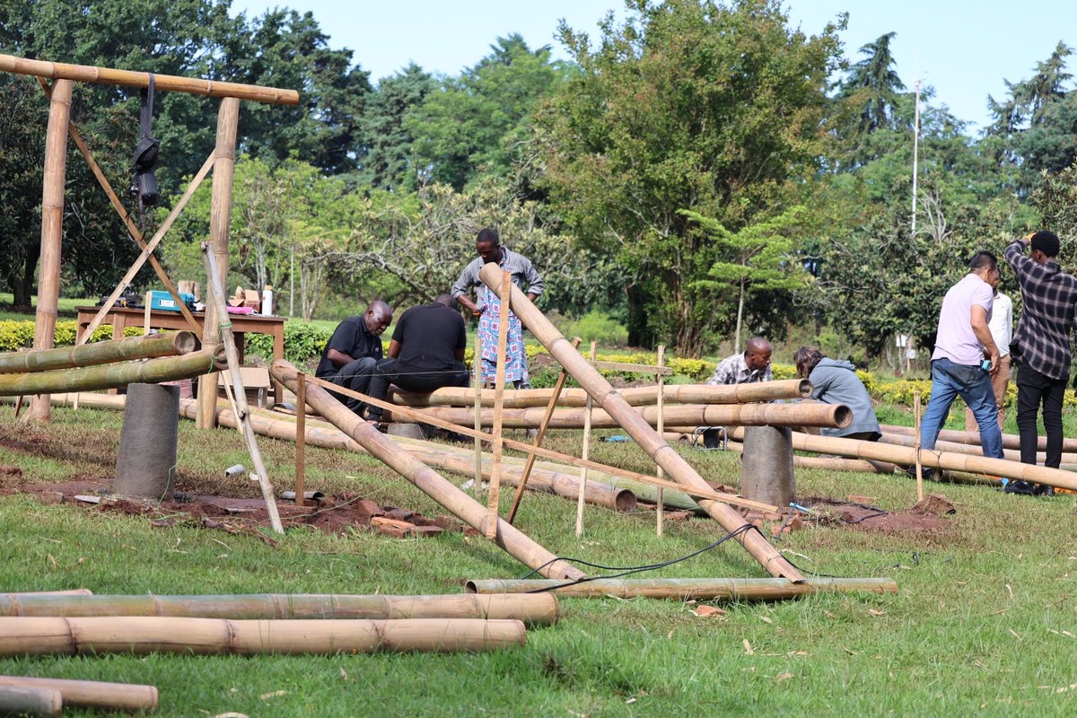 Ku munsi wa 2 w’amahugurwangiro y’iminsi itanu ku ikoreshwa ry’imigano mu bwubatsi #BambooForConstruction yateguwe na @RwaIndustry na <a href="/EnabelinRwanda/">Enabel in Rwanda</a>. Abahugurwa ni abasanzwe bakora mu ruhererekane nyongeragaciro rw’imigano cyane cyane abo mu bwubatsi