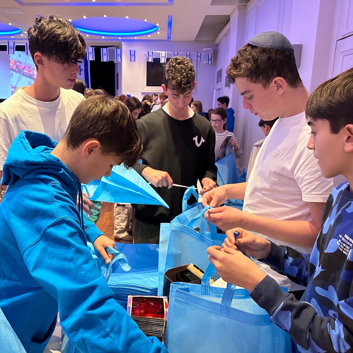 Projectimp_ACT's tweet photo. Nearly 200 enthusiastic teens from a range of communities &amp; schools came together to pack resilience kits for Israeli kids impacted by the war. 1,000 bags containing stress relieving games are on their way to be delivered to communitues in Israel💙🇮🇱 https://t.co/JFzIjoWPYC