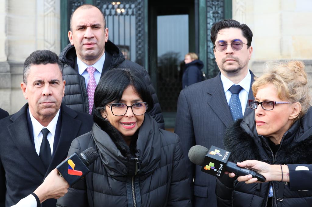 yvangil's tweet photo. En representación del Presidente @NicolasMaduro, la Vicepresidenta @delcyrodriguezv asistió a la audiencia pública en la Corte Internacional de Justicia (CIJ) de La Haya para defender los derechos históricos de Venezuela sobre la Guayana Esequiba, frente a las pretensiones de Guyana de aplicar la misma lógica imperialista y colonialista del Reino Unido para arrebatar nuestro territorio.

Durante su intervención, la Vicepresidenta calificó como bárbaro e inaudito que Guyana haya vuelto a solicitar a la Corte intervenir en los asuntos internos de Venezuela para detener la votación del 3 de diciembre. Aseguró que el referendo seguirá adelante para que los venezolanos se expresen libremente.