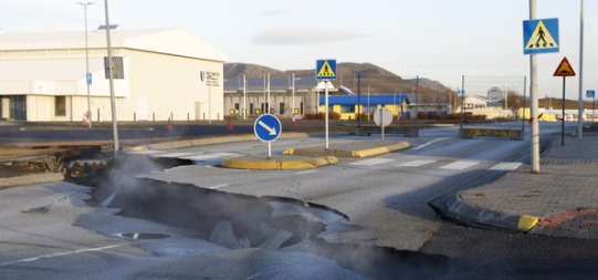 AAJFusion's tweet photo. Breaking News (World) Ice land:
#icelandvolcano #icland #Icelandearthquake
Iceland shields geothermal plant from risk of volcanic eruption.
https://t.co/K8beGpsOvi