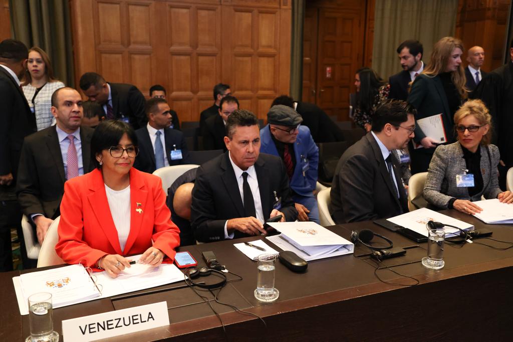 En representación del Presidente <a href="/NicolasMaduro/">Nicolás Maduro</a>, la Vicepresidenta <a href="/delcyrodriguezv/">Delcy Rodríguez</a> asistió a la audiencia pública en la Corte Internacional de Justicia (CIJ) de La Haya para defender los derechos históricos de Venezuela sobre la Guayana Esequiba, frente a las pretensiones de