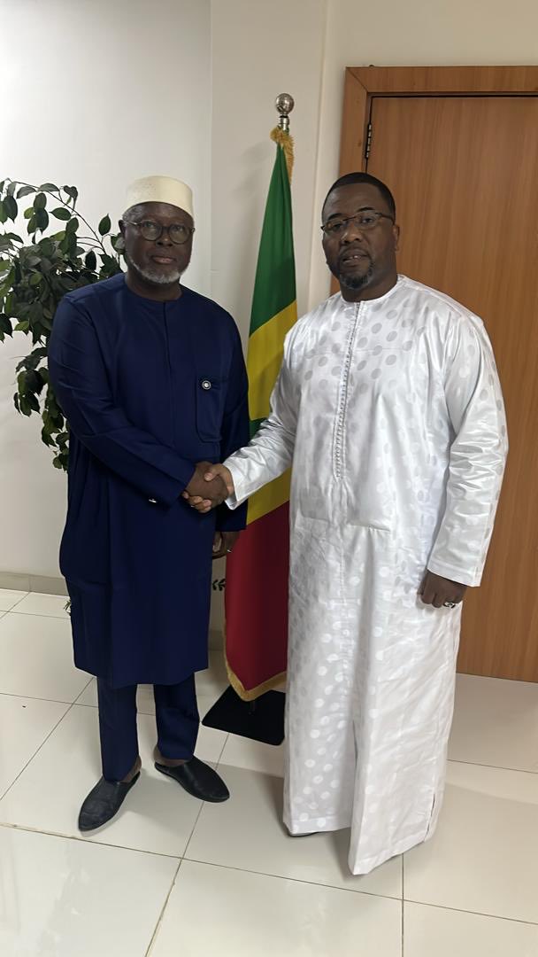 Belle rencontre avec le candidat Bougane Gueye leader de Gëm Sa Bop, il souscrit à l’initiative d1 présidentielle transparente et apaisée et au dialogue de la dernière chance. Il souscrit à toute initiative visant à assurer la paix,la stabilité et la concorde nationale.