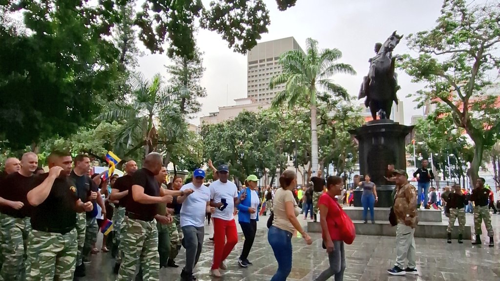 Con gran alegría y profundo sentimiento patriótico, la @Milicia_B1 junto al pueblo recorrimos las calles del centro de Caracas, reafirmando nuestro firme compromiso para la Defensa del Esequibo🇻🇪

#ElEsequiboEsNuestro
