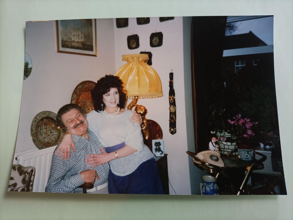 lorraine_warde's tweet photo. My dear late #secondcousin known as #uncle #paul was the #youngestof3 & he was a right ol' #mummiesboy said his #eldestsister #stella & Stella nee Cox #walsh was a right #little #daddiesgirl & #auntiestella told me that their #middleddister #berly felt #leftout & #hitthebottle ! https://t.co/52V5wW7ju5