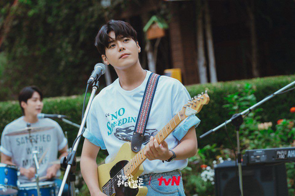 kdrama_menfess's tweet image. •kdm• 🔥 Twinkling Watermelon

Nama: Ha Eungyeol
Jabatan: Tulang Punggung Drama✨🍉
Masa Jabatan: 25 Sep sd. 14 Nov 2023

Ha Eungyeol pamit undur diri gaes jangan lupa bilang makasih🙏