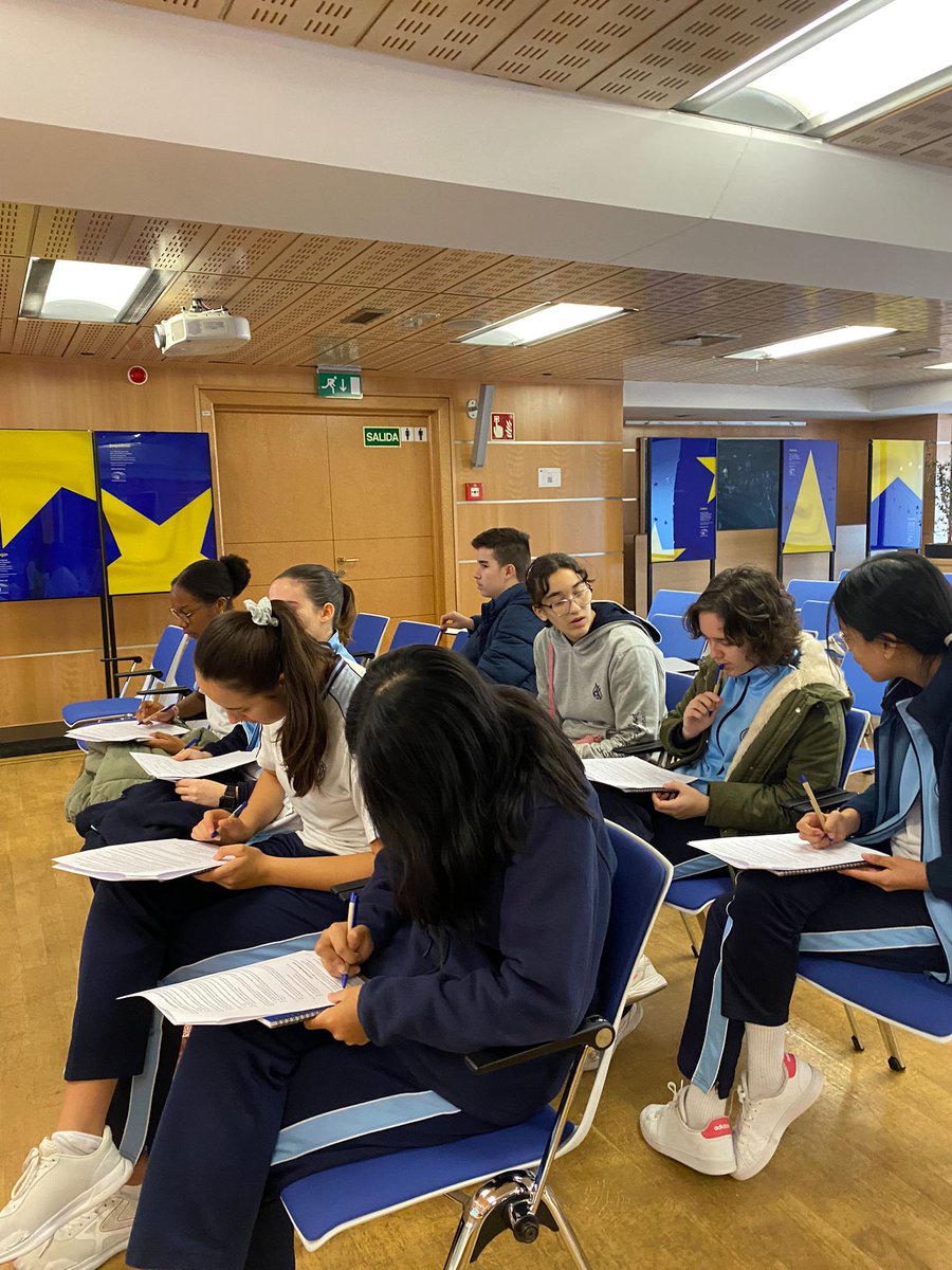 ColeMarillac's tweet photo. Conocemos las instituciones europeas en una enriquecedora visita a la sede de la Comisión y el Parlamento en Madrid, donde hemos podido acercarnos a todo lo que Europa ofrece a los jóvenes.
#colegiosHHCC #EducaciónVicenciana #Europebettertogether
@comisioneuropea https://t.co/BmtoTLM1P1