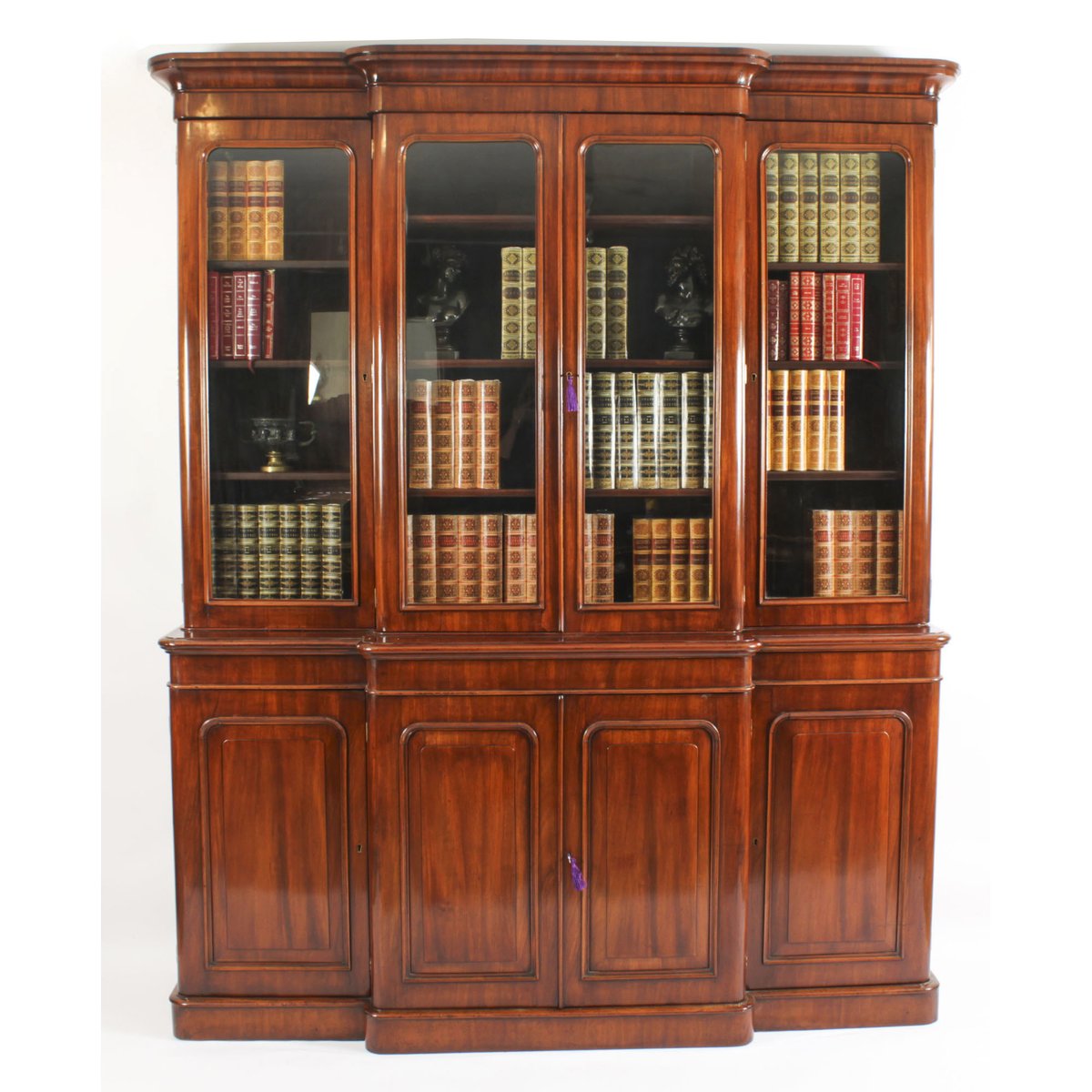 Step into the Victorian era with our exquisite Antique Figured Walnut Breakfront Bookcase, a masterpiece that seamlessly blends craftsmanship, history, and timeless elegance. 

regentantiques.com/itemDetails/A3…

#antiquefurniture #victorianrevival #victorianera #elegantdesign