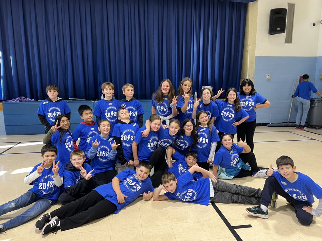 FifthGradeCWC's tweet image. Great day yesterday loading the truck with all the donations we got for families in need this Thanksgiving season! Way to go fifth graders 🦃