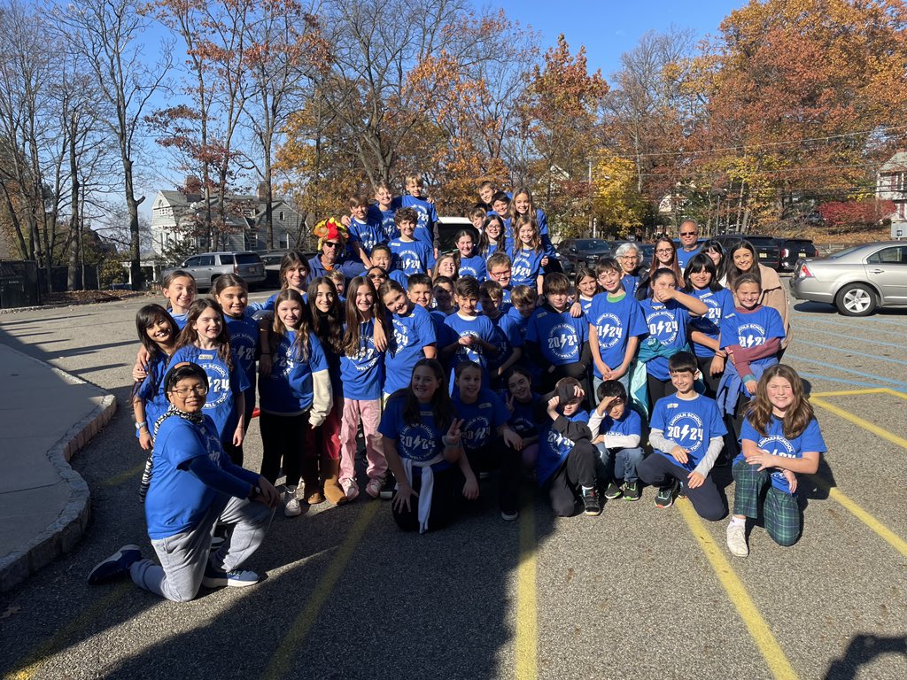 FifthGradeCWC's tweet image. Great day yesterday loading the truck with all the donations we got for families in need this Thanksgiving season! Way to go fifth graders 🦃