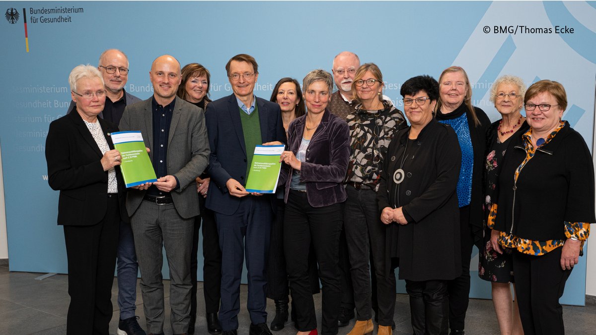 BMG_Bund's tweet image. Für die Reform der #Pflegeberufe sollte eine Fachkommission Rahmenlehr- und Ausbil­dungspläne erarbeiten. Das ist ihr innerhalb kurzer Zeit gelungen. Heute verabschiedete @Karl_Lauterbach die bisherigen Mitglieder und dankte ihnen für ihre Arbeit.

bundesgesundheitsministerium.de/ministerium/me…