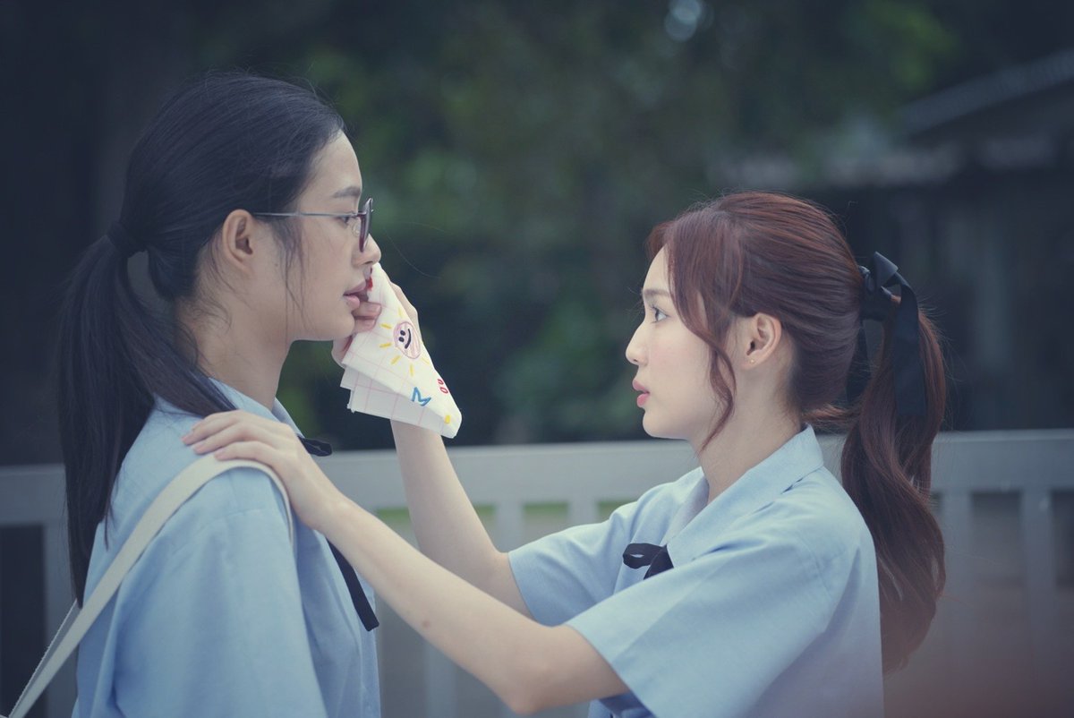 comeusbloficial's tweet photo. 📰 Las grabaciones para el GL #23point5 oficialmente han terminado 
📷 Ongsa (Milk) está enamorada en secreto de Sun (Love) así que hablará solamente por mensajes con ella bajo el nombre de "Earth" ¿Cómo resultará este amor?  #23point5ปิดกล้องแล้ว #ComeUsBl #GLseries https://t.co/edW18elz6e