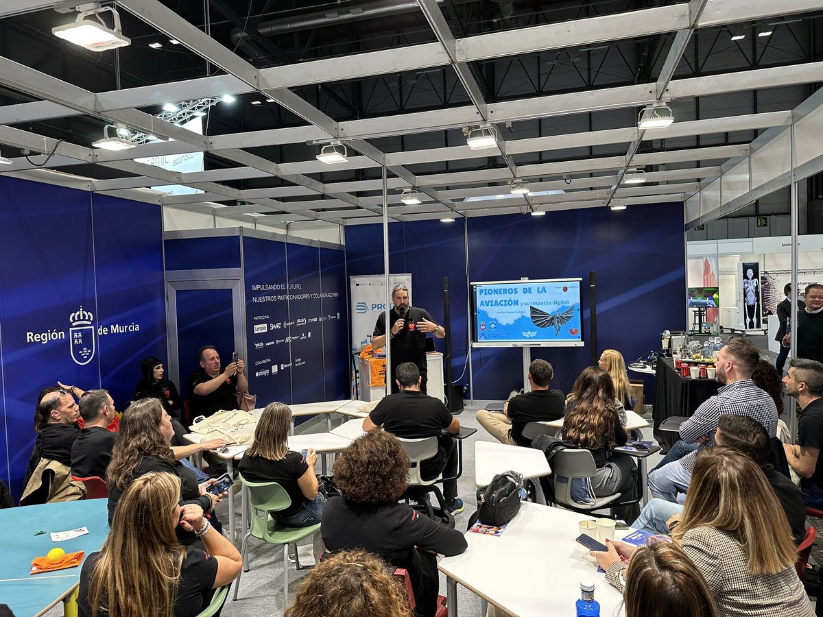 innovaedum's tweet photo. Nuestro compañero @CarlosMeziat presentando “Pioneros de aviación y su impacto digital ” en @SIMOEDU_ 

#simo2023 #innovaedum https://t.co/DZJDHSp19L