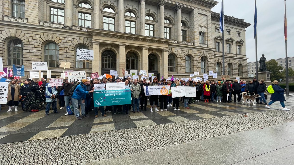 📢Wir protestieren gegen die unzureichende Finanzierung bei Projekten der gesundheitlichen und psychosozialen Versorgung bei freien Trägern! 
⏰15.11.23, 8:30
🏬 vor dem Abgeordnetenhaus
Morgen befasst sich der Hauptausschuss mit dem Haushaltsplan 24/25!
paritaet-berlin.de/aktuelles/deta…